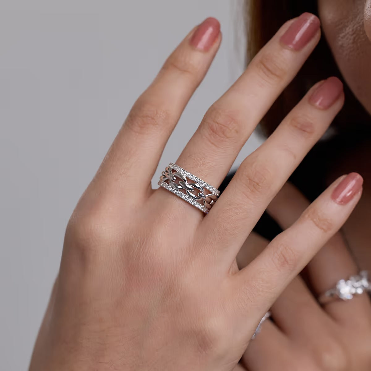 Round Moissanite Diamond Link Fashion Band